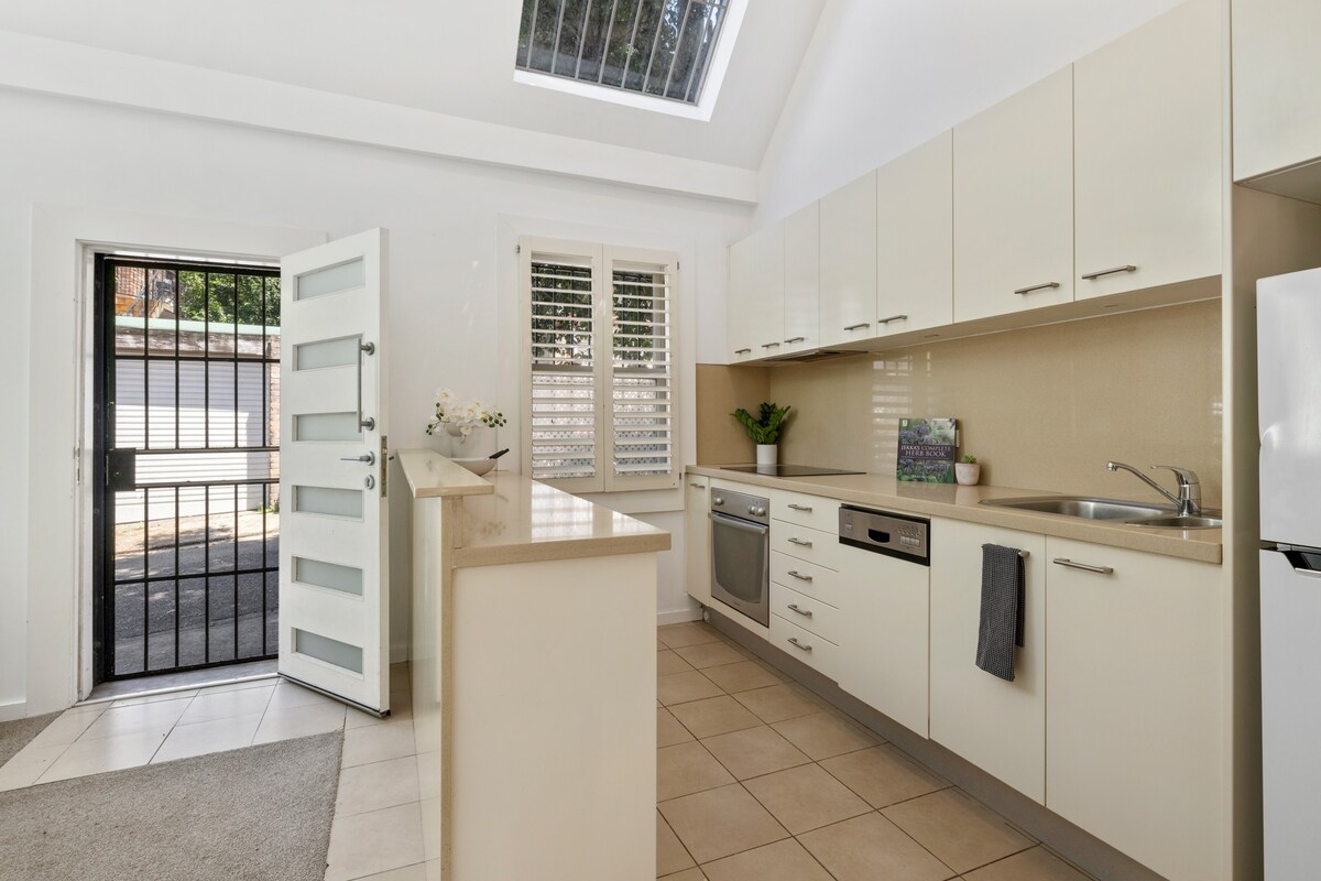 Stylish & cosy Cottage - 350m off trendy Crown St