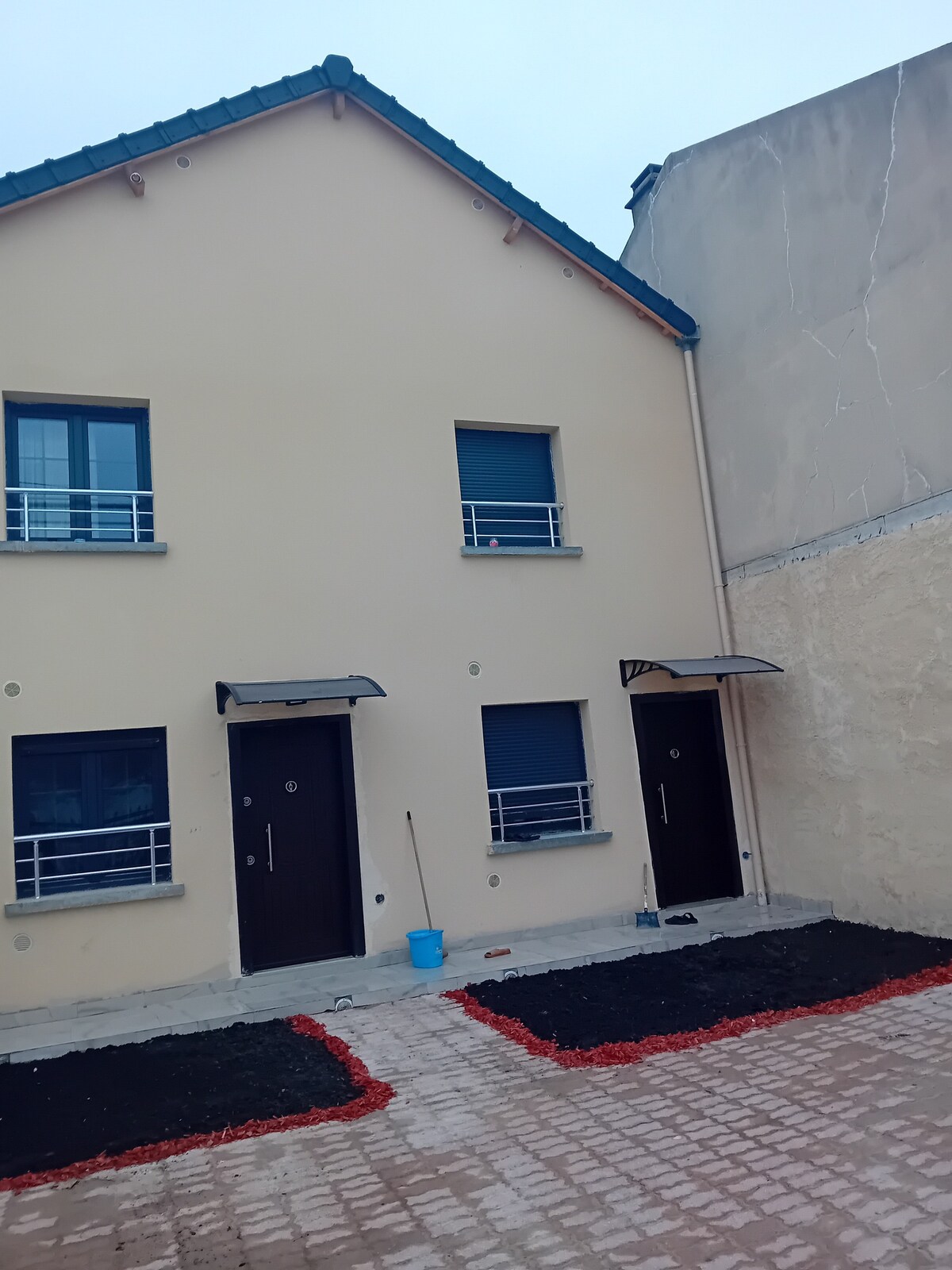 Triplex entier avec parking