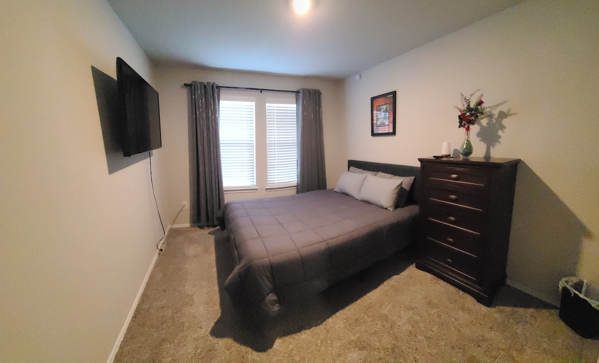 Private Room
with Queen Bed and Netflix Included