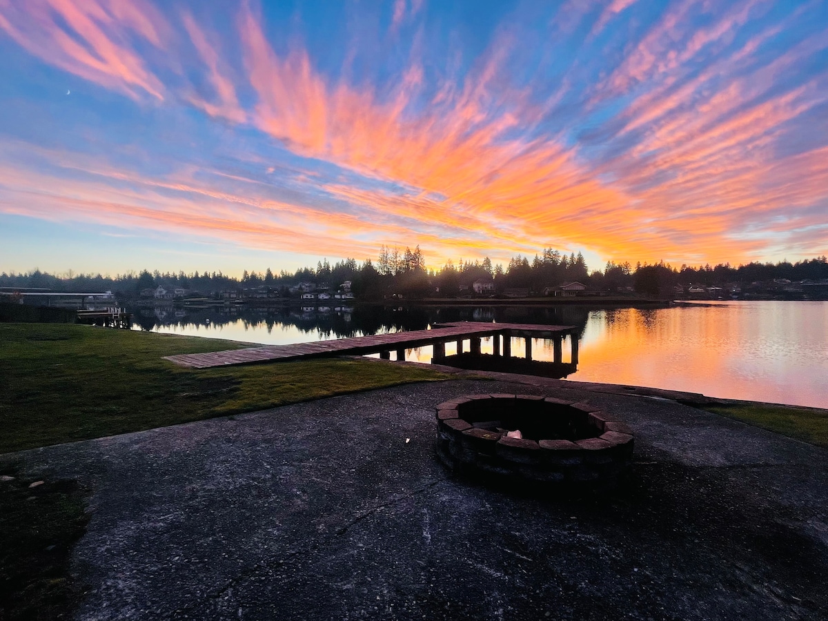 Bankers Island的Lake Tapps Dock House