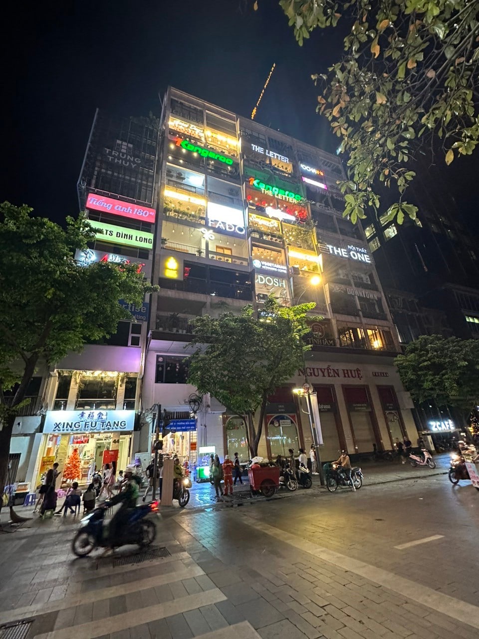 Cửa sổ nhìn ra Phố đi bộ Nguyễn Huệ