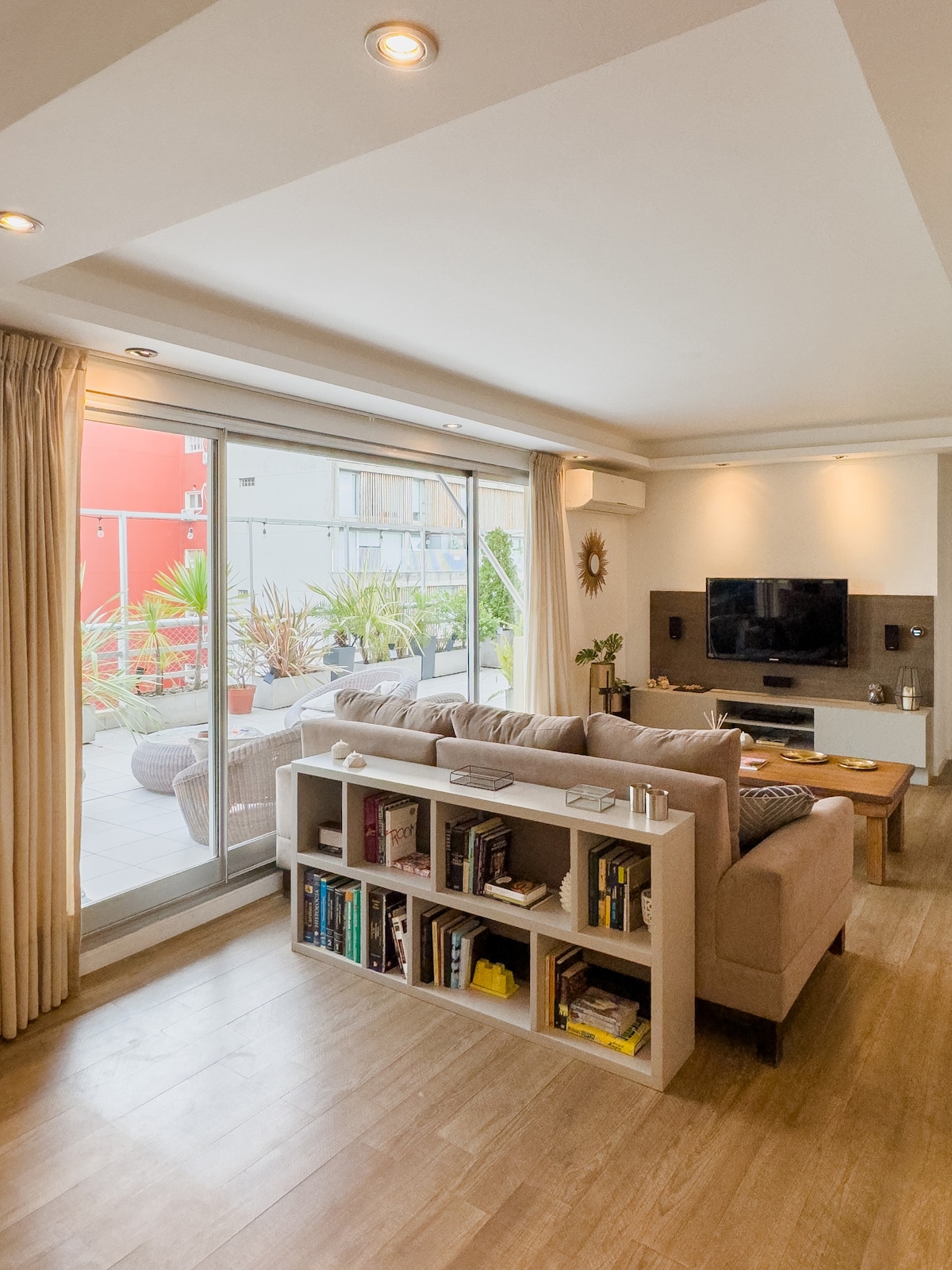 宽敞舒适的公寓，设有宽敞的客厅和露台！