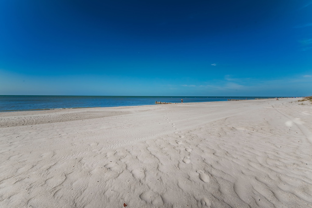 Waterfront, Dolphins, Beach and Shopping Unit A