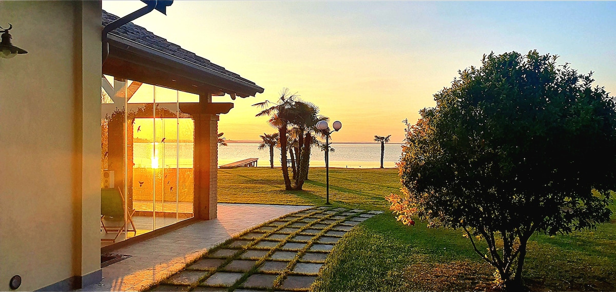 位于特拉西梅诺湖（ Lake Trasimeno ）沿岸的海滨别墅