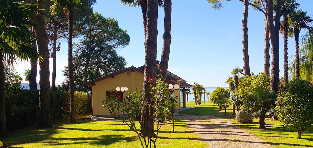 位于特拉西梅诺湖（ Lake Trasimeno ）沿岸的海滨别墅