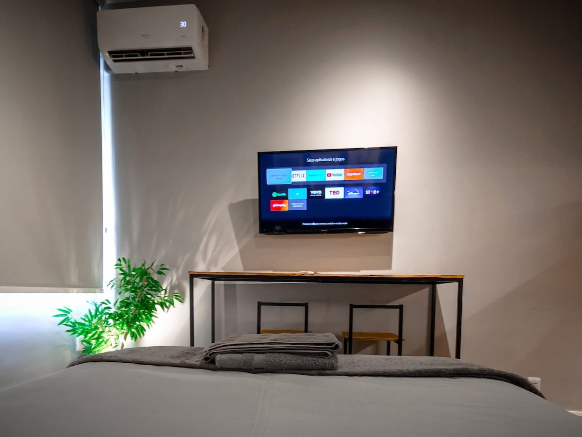 单间公寓，地理位置优越，配备空调的Niterói中心