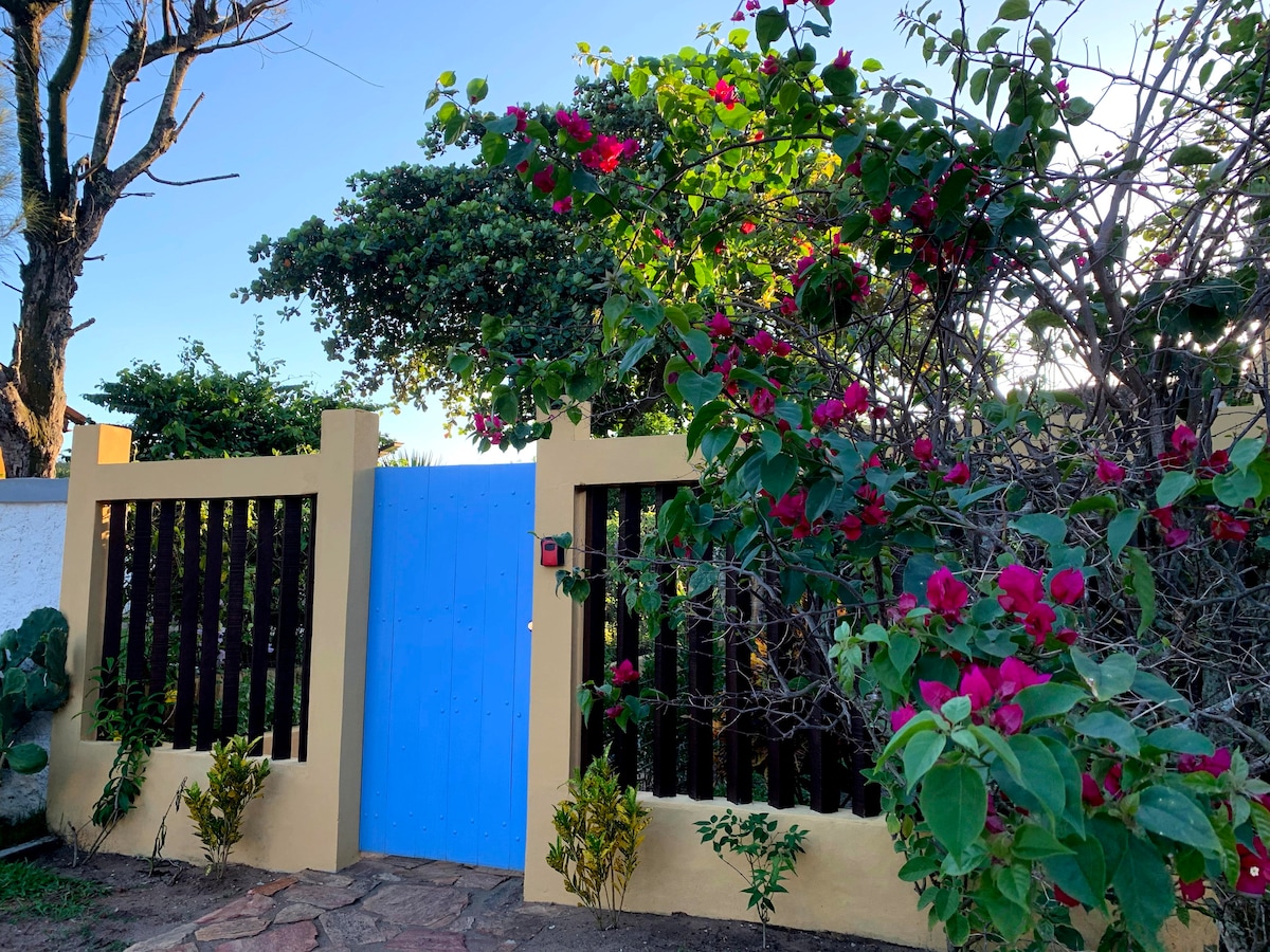 Janela Azul -距离海滩半个街区的平房