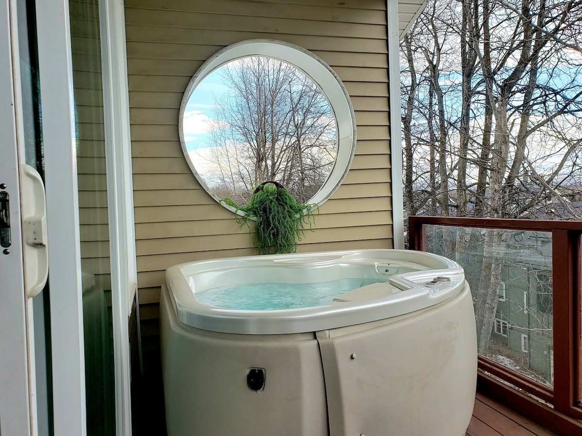 Beautiful Bear Loft w/Hot Tub!