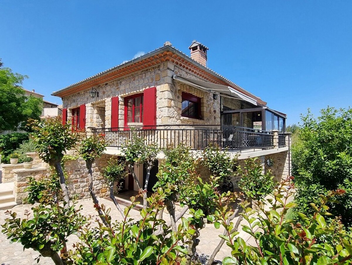 La Jolie Maison de Banne, piscine chauffée, calme