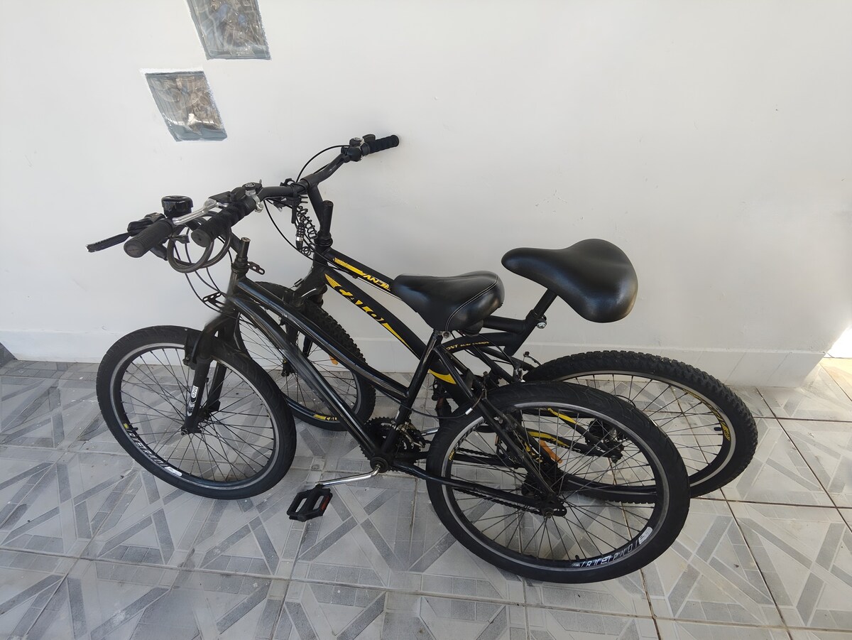 2 bicicletas, garagem e churrasqueira