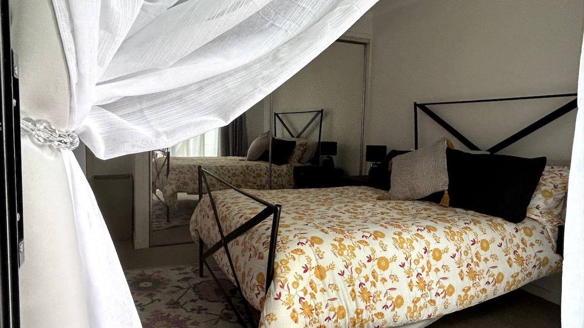 Toowong客用套房-床、浴室和客厅