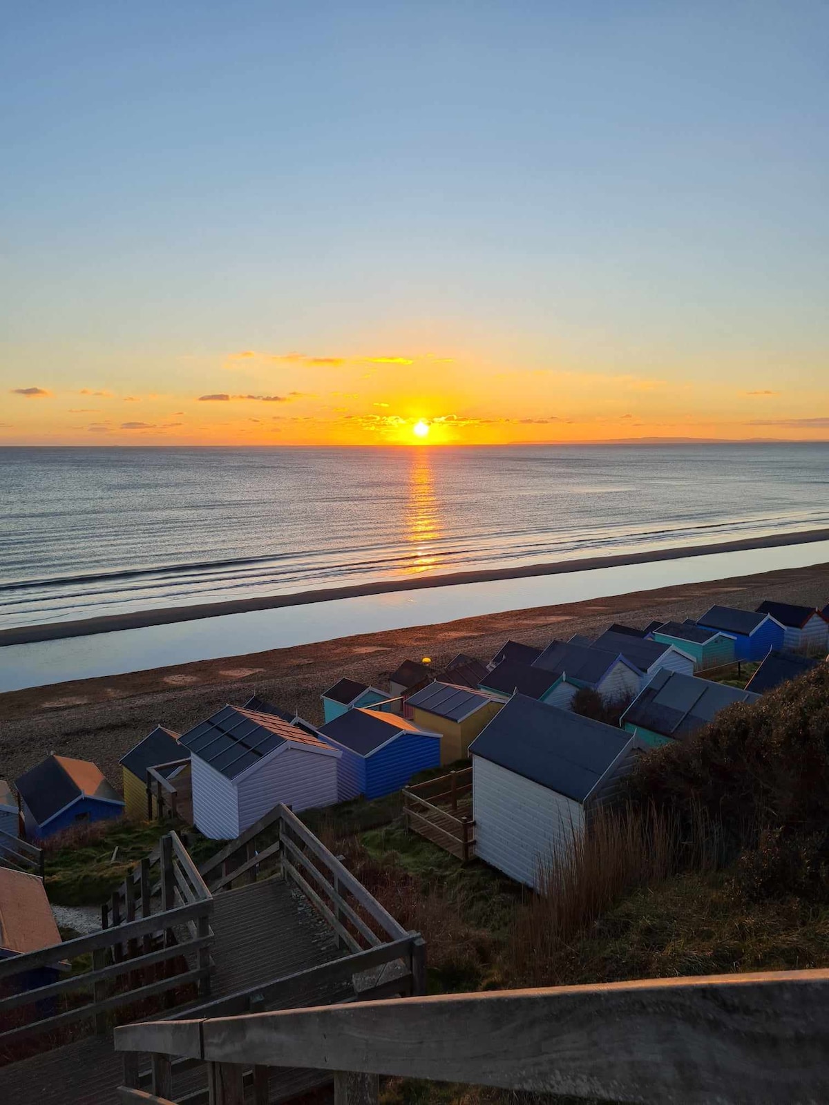 Cosy cabin in Milford on Sea Full  Passes included