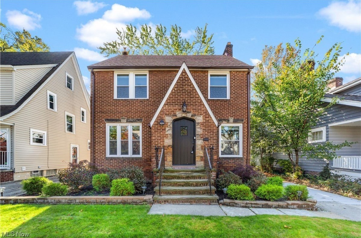 Charming Tudor close to Cleveland Clinic, downtown