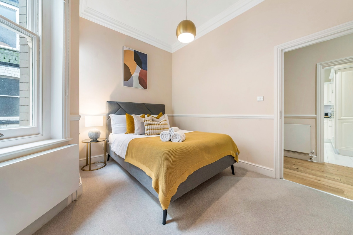 Heart of Berkeley Sq 3BR Flat - Sleeps 6