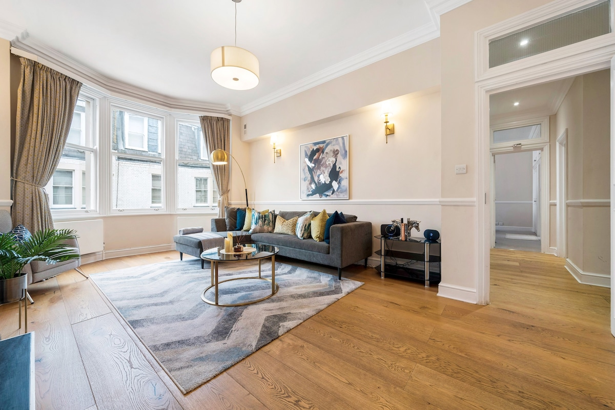 Heart of Berkeley Sq 3BR Flat - Sleeps 6