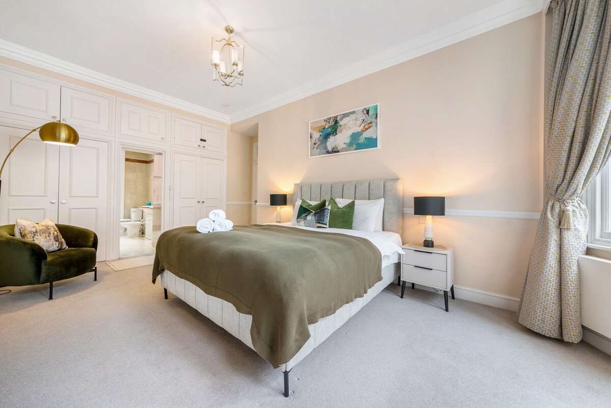 Heart of Berkeley Sq 3BR Flat - Sleeps 6