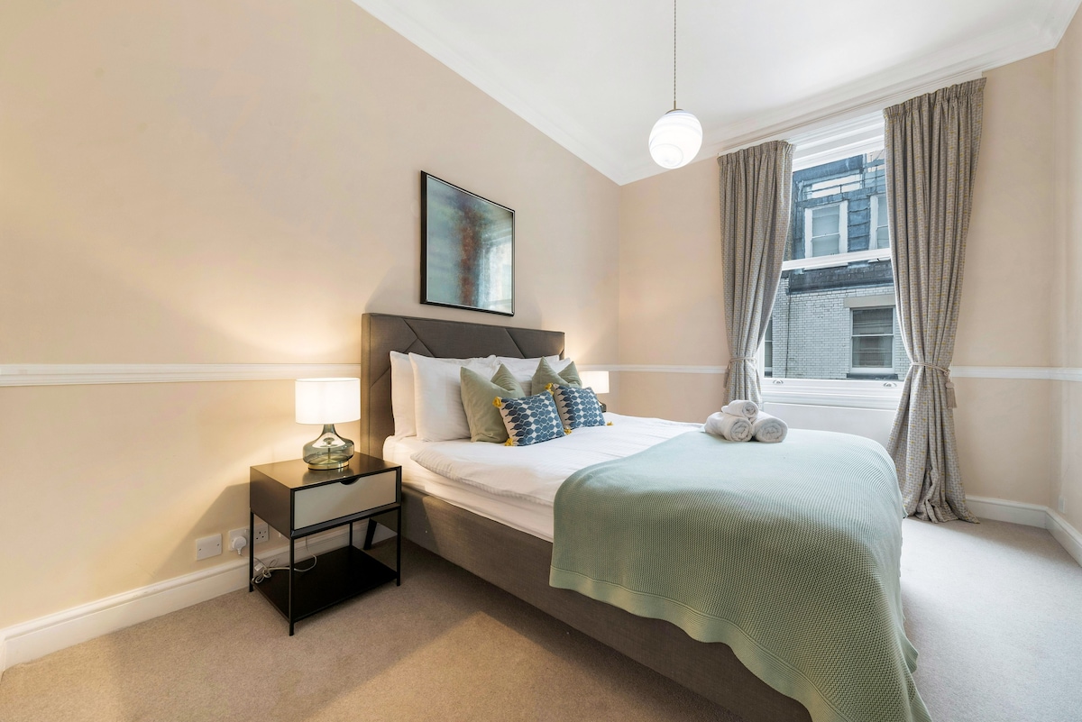 Heart of Berkeley Sq 3BR Flat - Sleeps 6