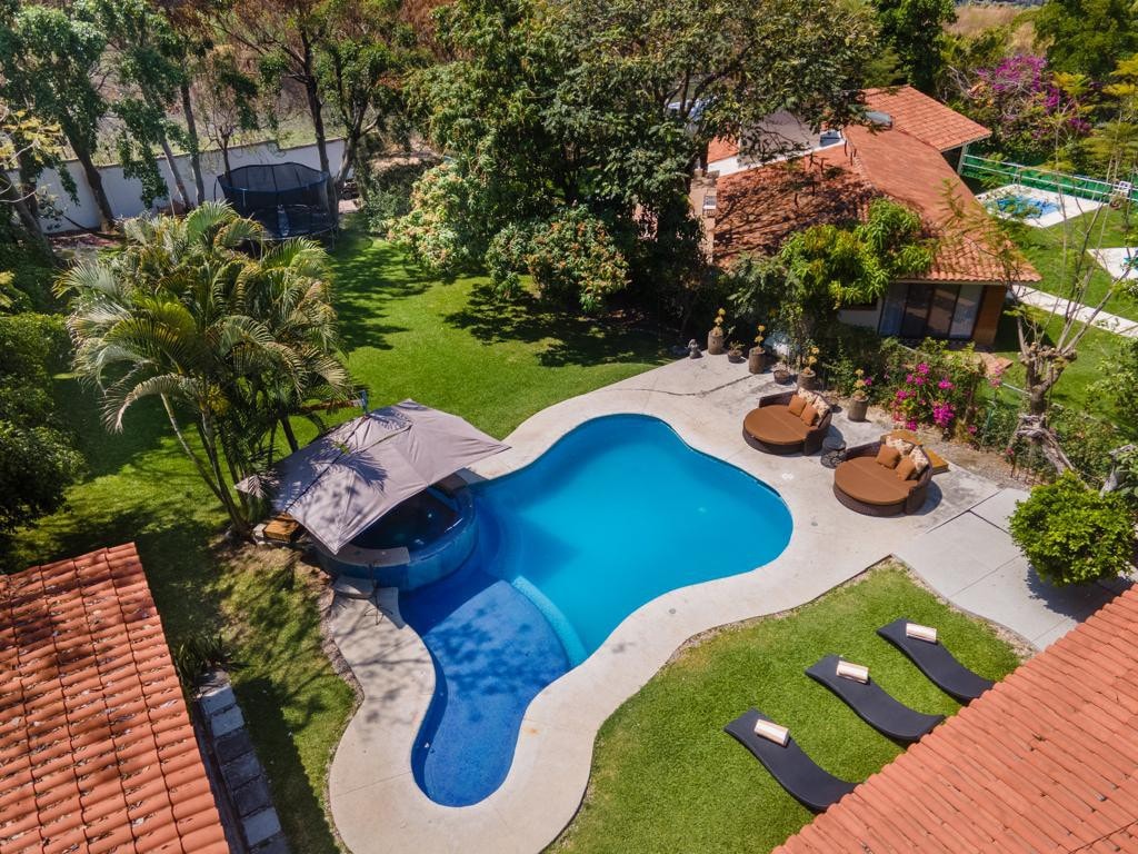带花园和私人泳池的房子。