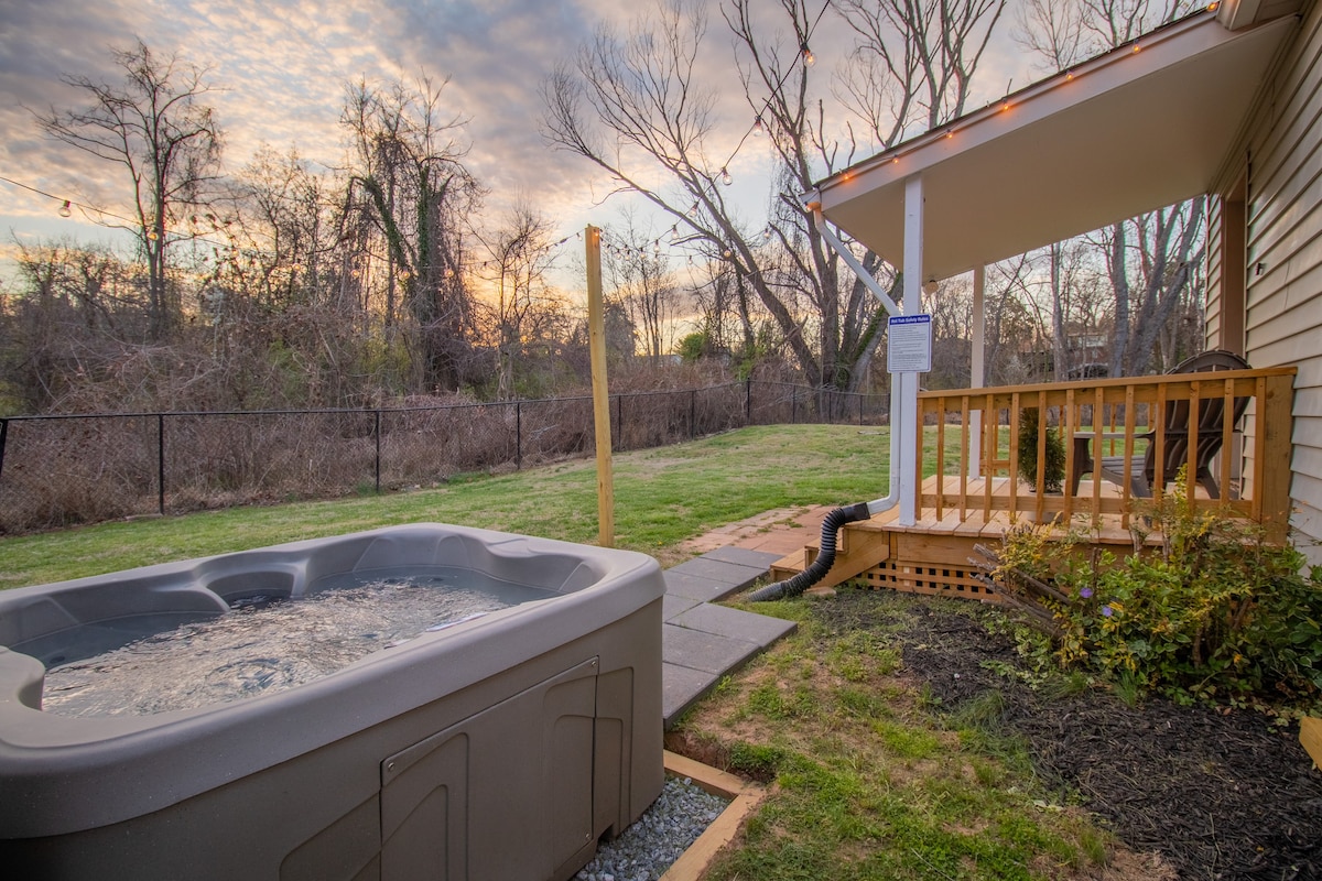 Coastal Cottage Retreat with Hot Tub, Full Kitchen