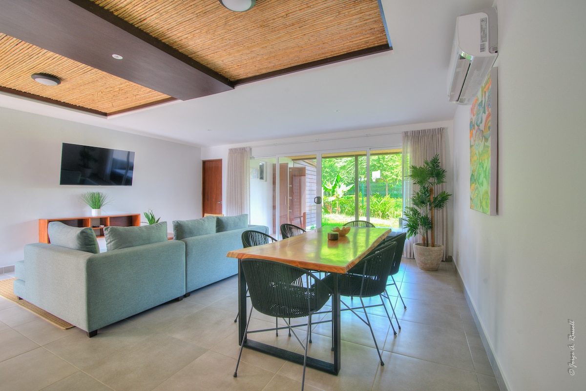 Casa Olatu - Modern Resort Style Home Near Beach