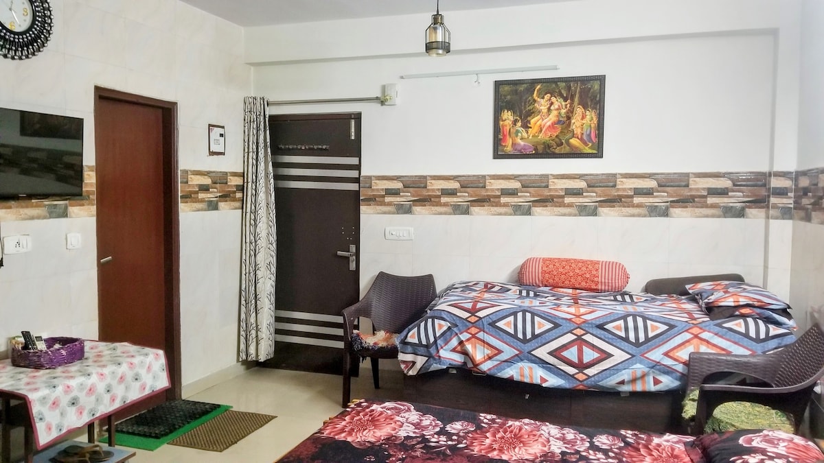 Divine Homestay with Kitchen near Prem Mandir