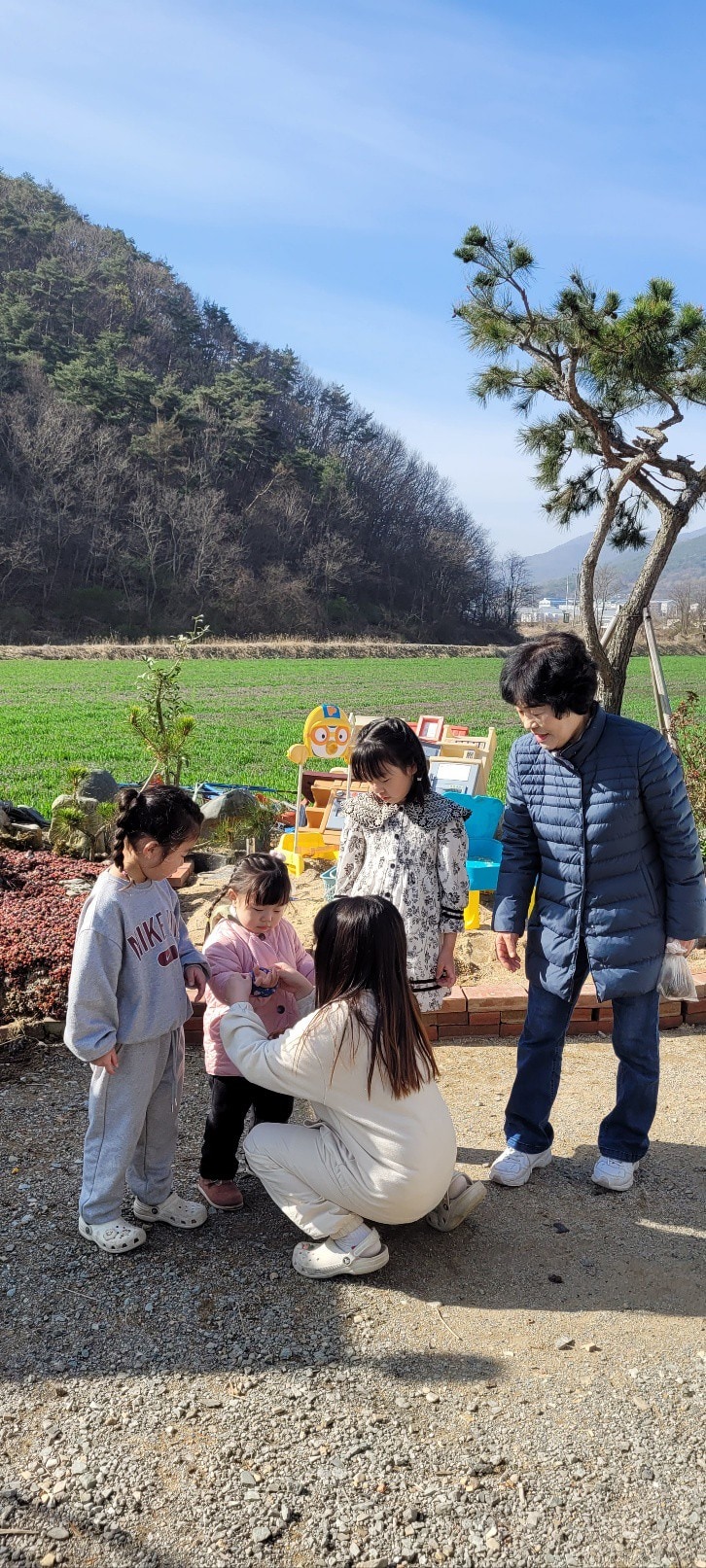 경주초원의집:
독채편백 하얀정원주택 어린이놀이터
노래방탁구장 텐트방 바베큐 리틀포레스트체험