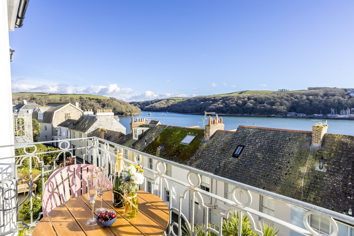 'MonkeyMagic' - Central Fowey Luxury with Sea View