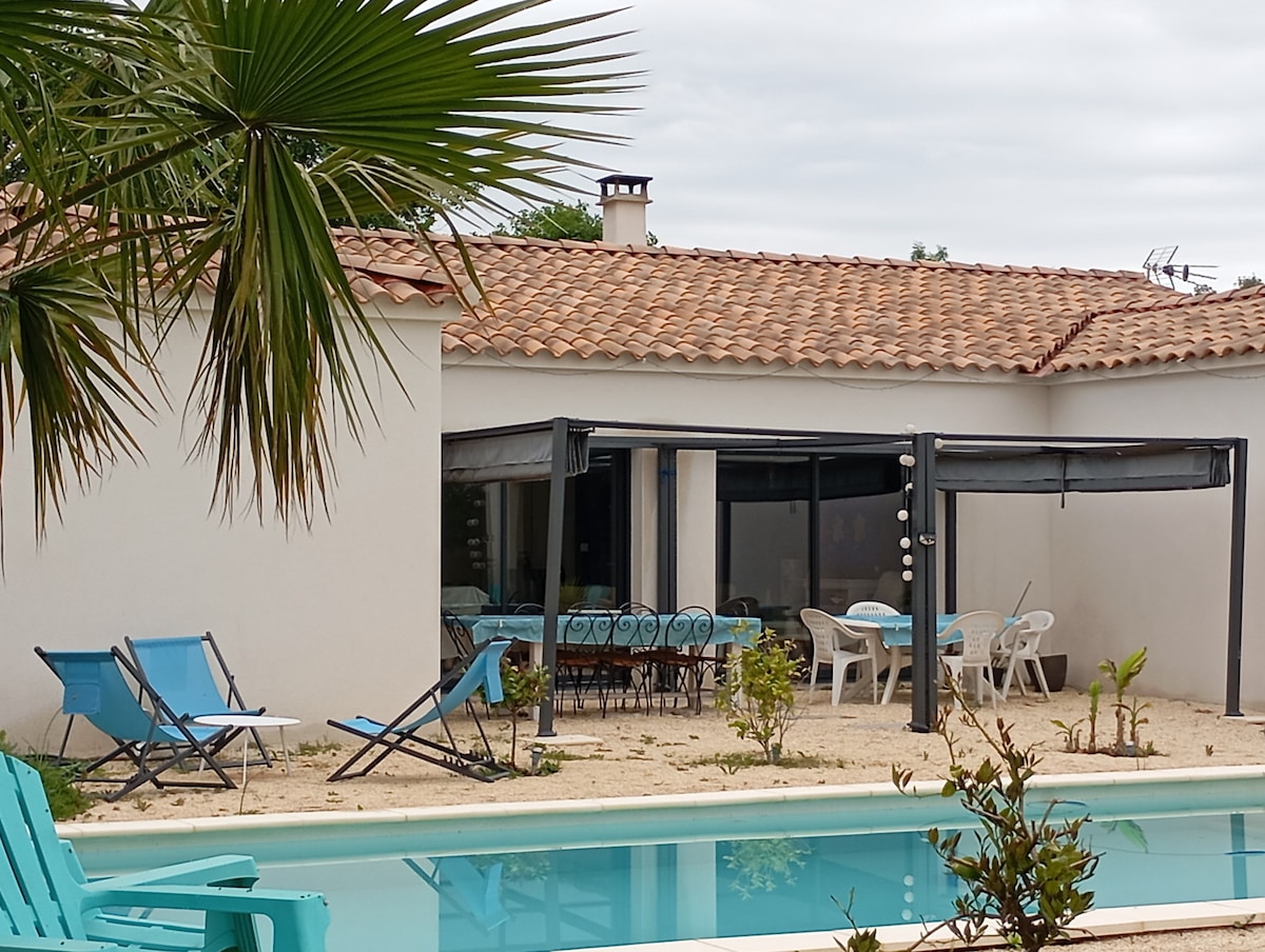 Au calme proche d'Uzes avec 6 chambres et piscine