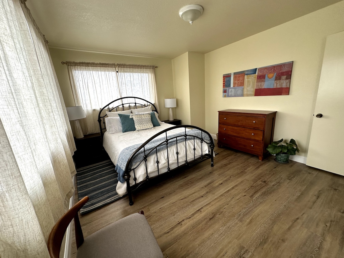 宽敞的两间卧室，可欣赏山景和山谷景观