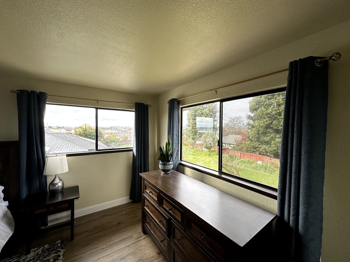 宽敞的两间卧室，可欣赏山景和山谷景观
