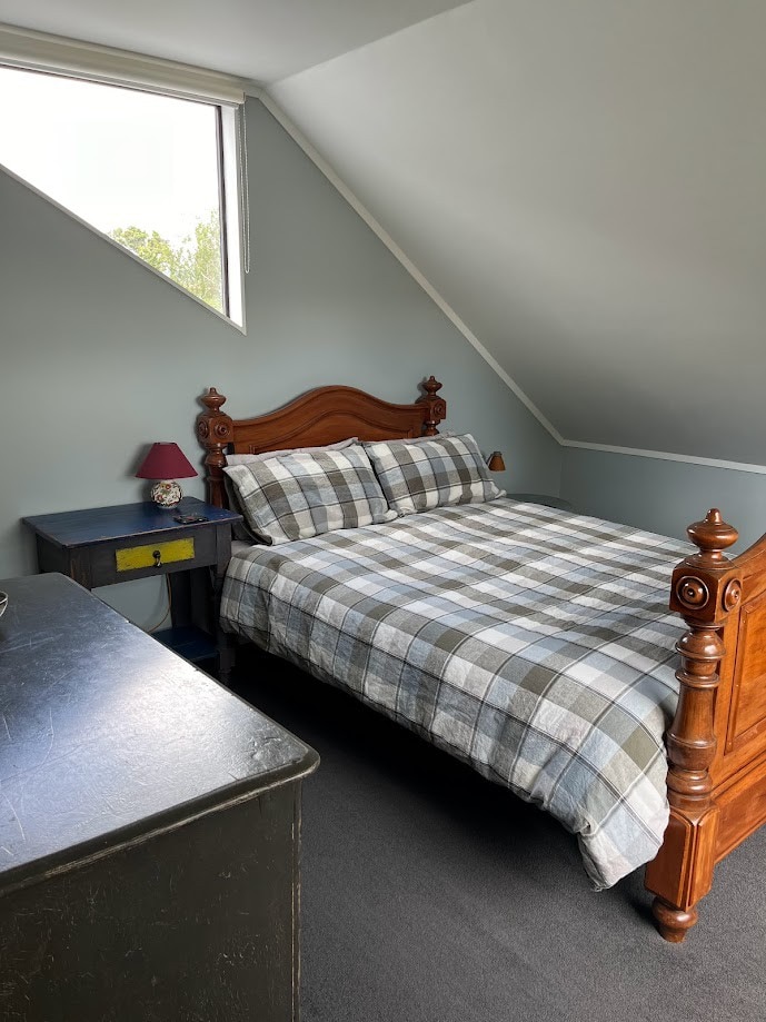 Attic room with spacious living near CBD & Mt Eden