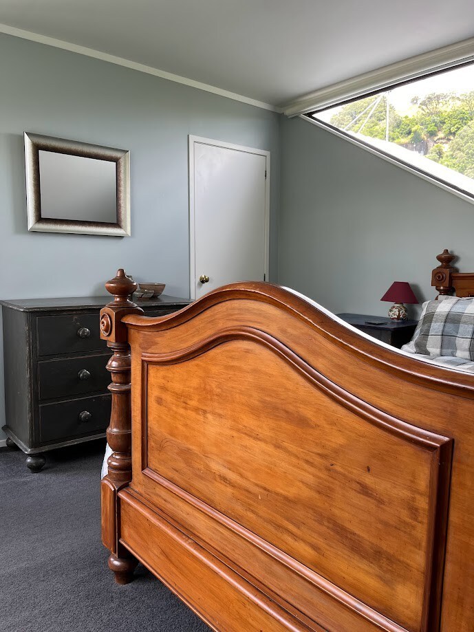 Attic room with spacious living near CBD & Mt Eden