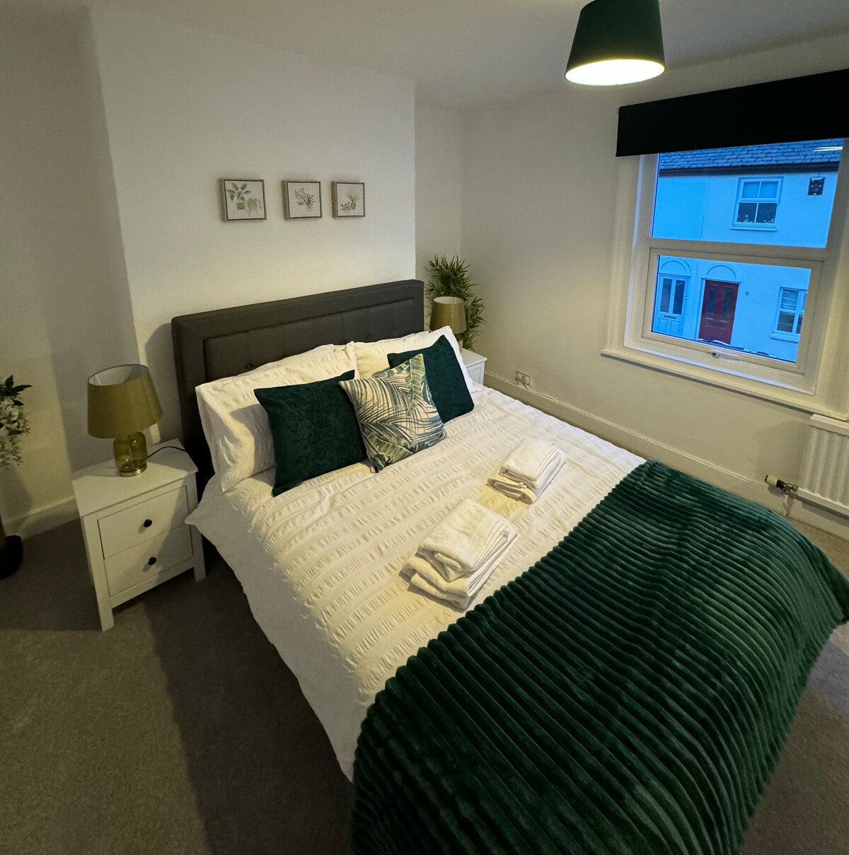 2-Bedroom House, Cheltenham Town Centre + Parking