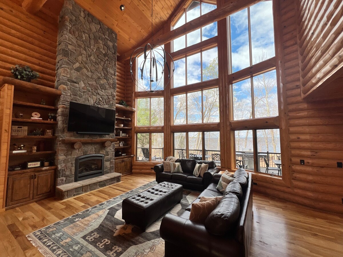 Luxury Lake Front Lodge Perfect for Family Getaway