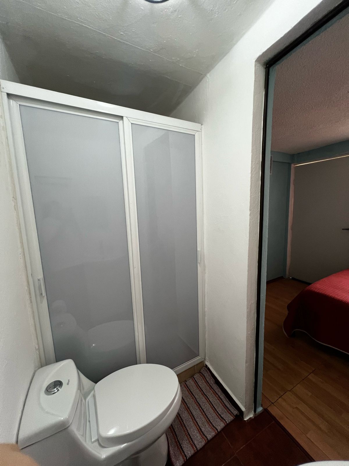 Habitación con baño privado.