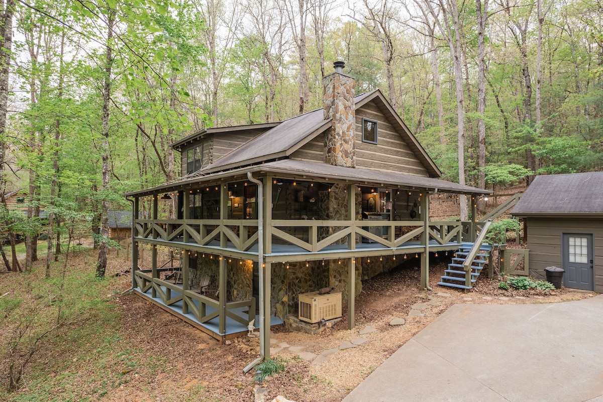 Modern Cabin with Luxury Gym, Firepit + Game Room!