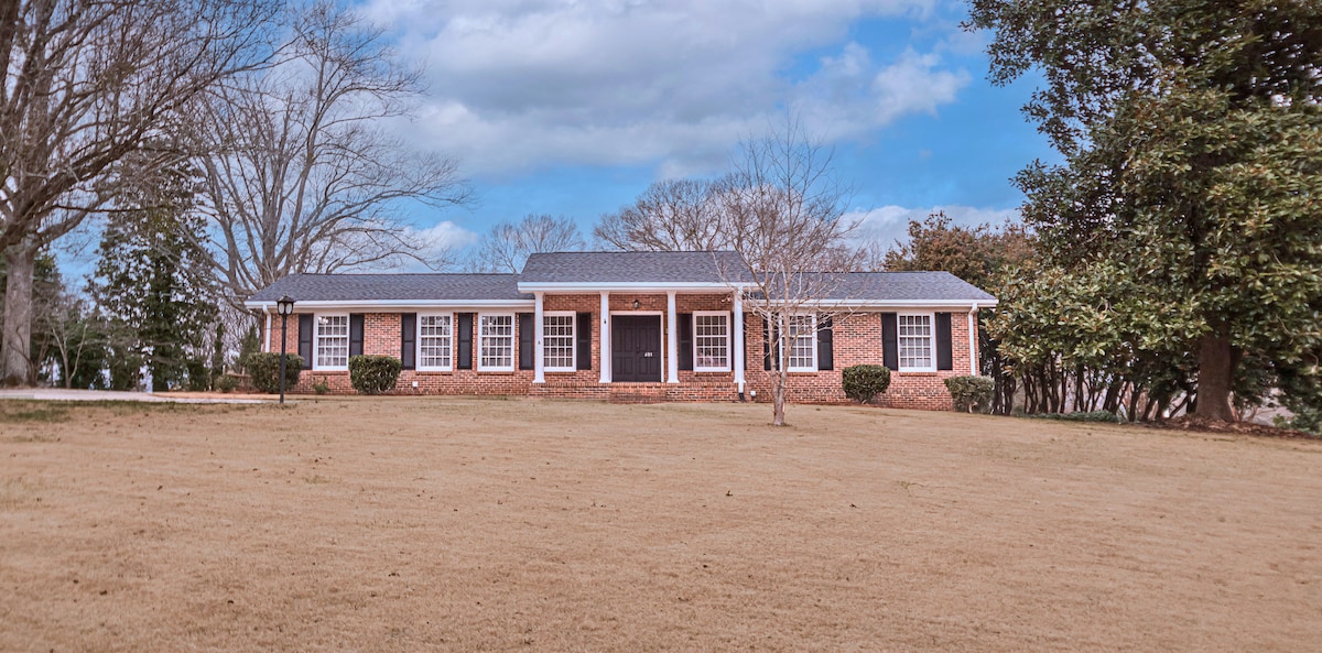 Peaceful Ranch Home (4BR/3BA)