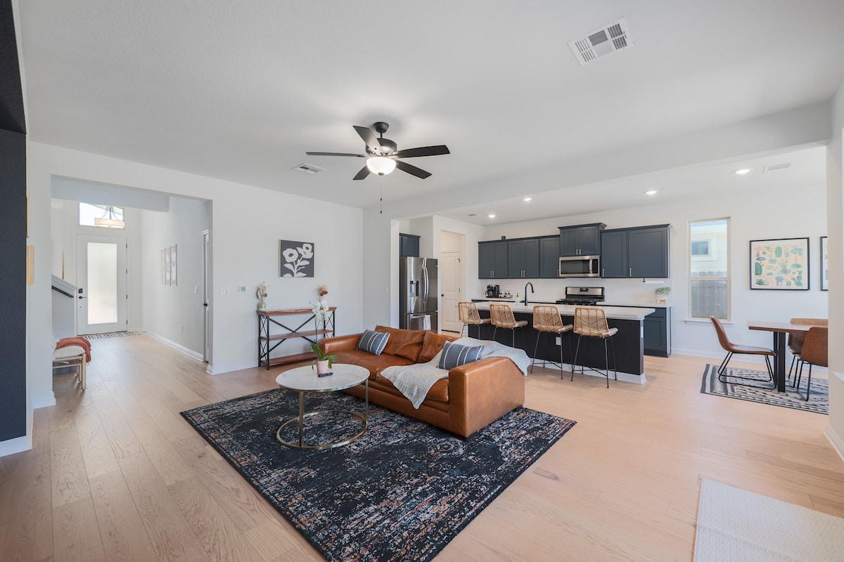 *10 mins from airport* Sunny ATX Retreat