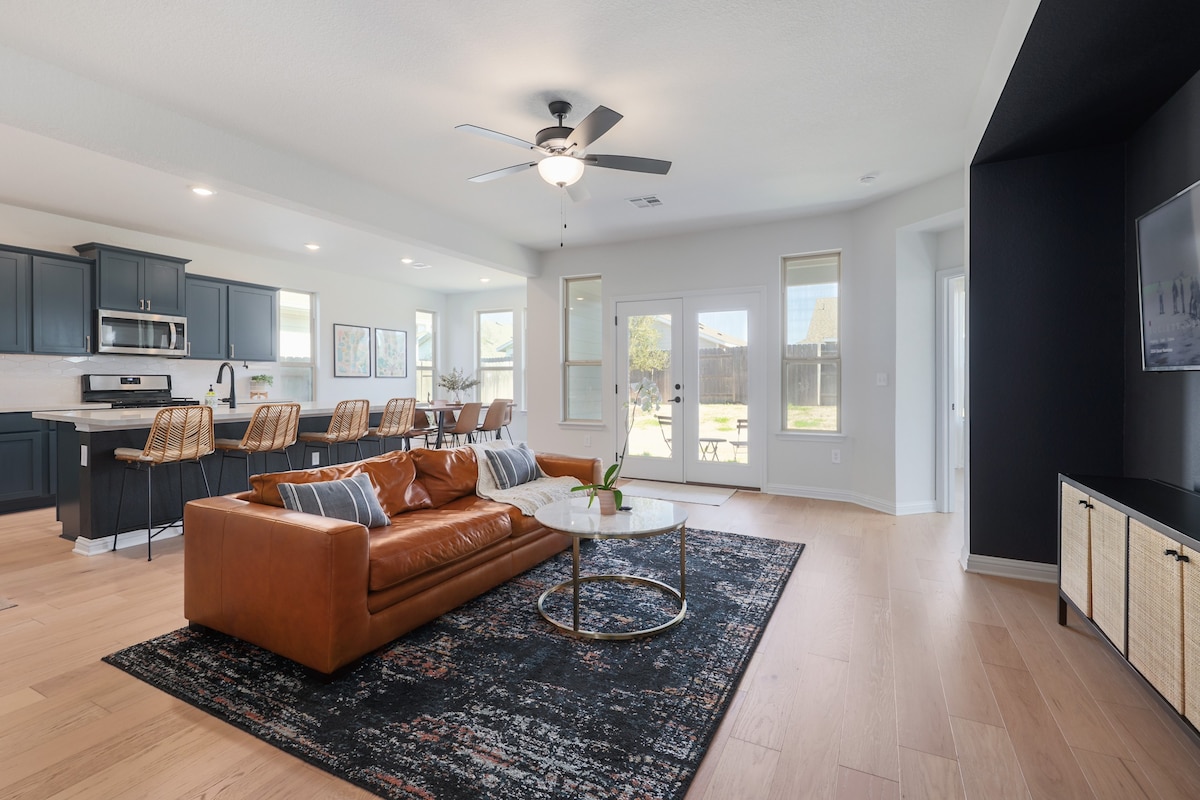 *10 mins from airport* Sunny ATX Retreat