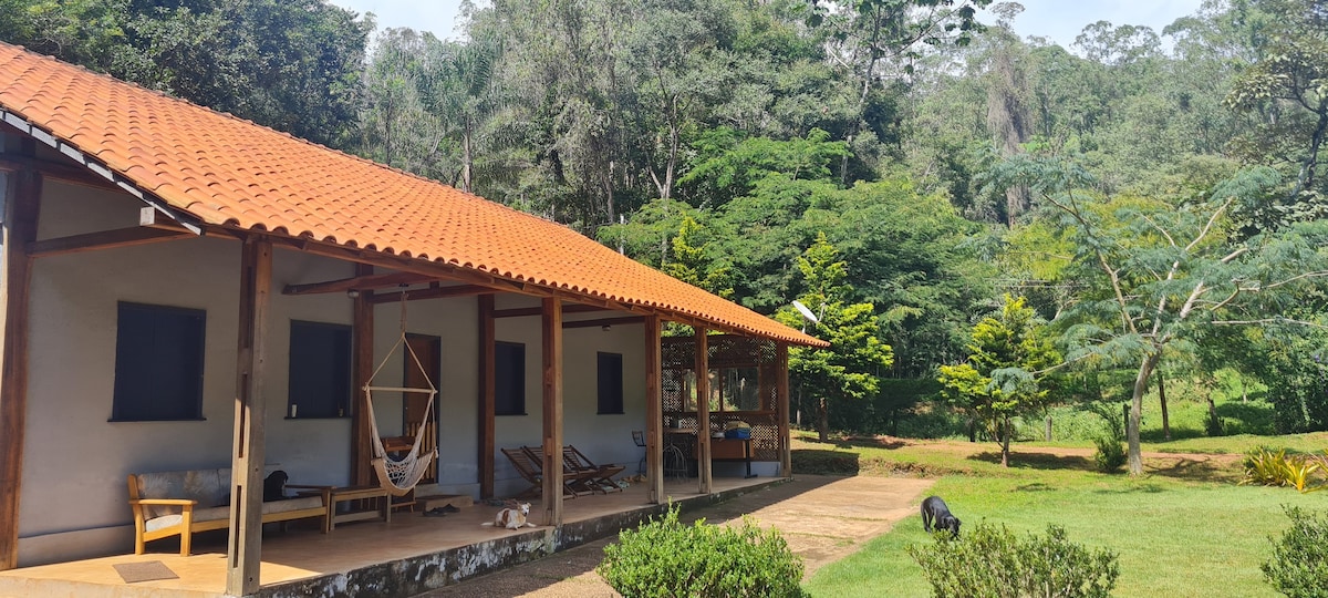 Casa de fazenda em Ouro Preto: natureza e represa