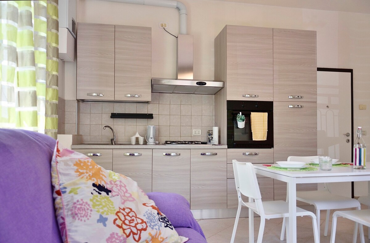 里米尼（ Rimini ）和里乔内（ Riccione ）之间宽敞明亮的双卧室公寓