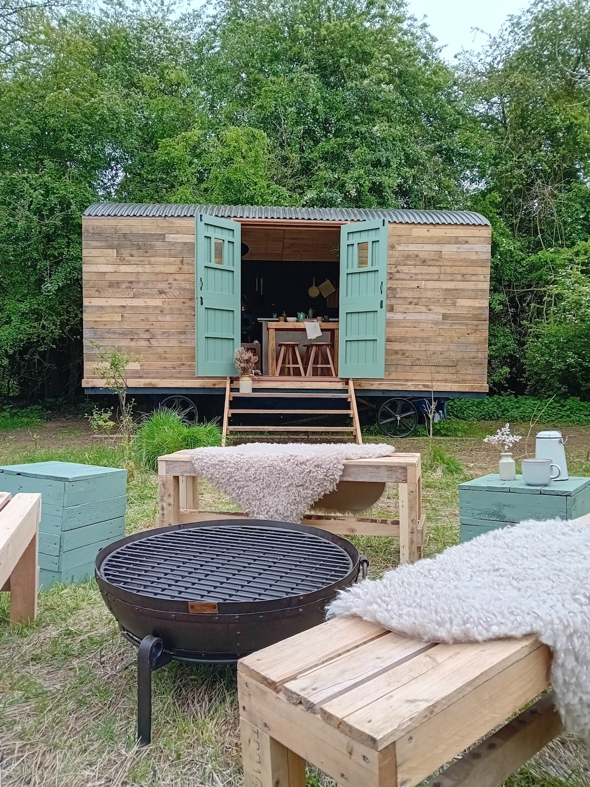 Stunning shepherd's hut set in a private field.