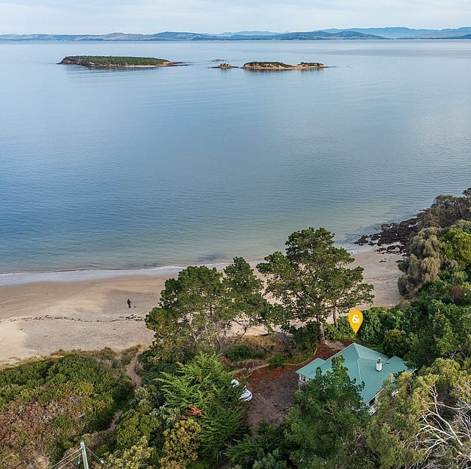 Blue Lagoon Beach House - Absolute Beachfront!