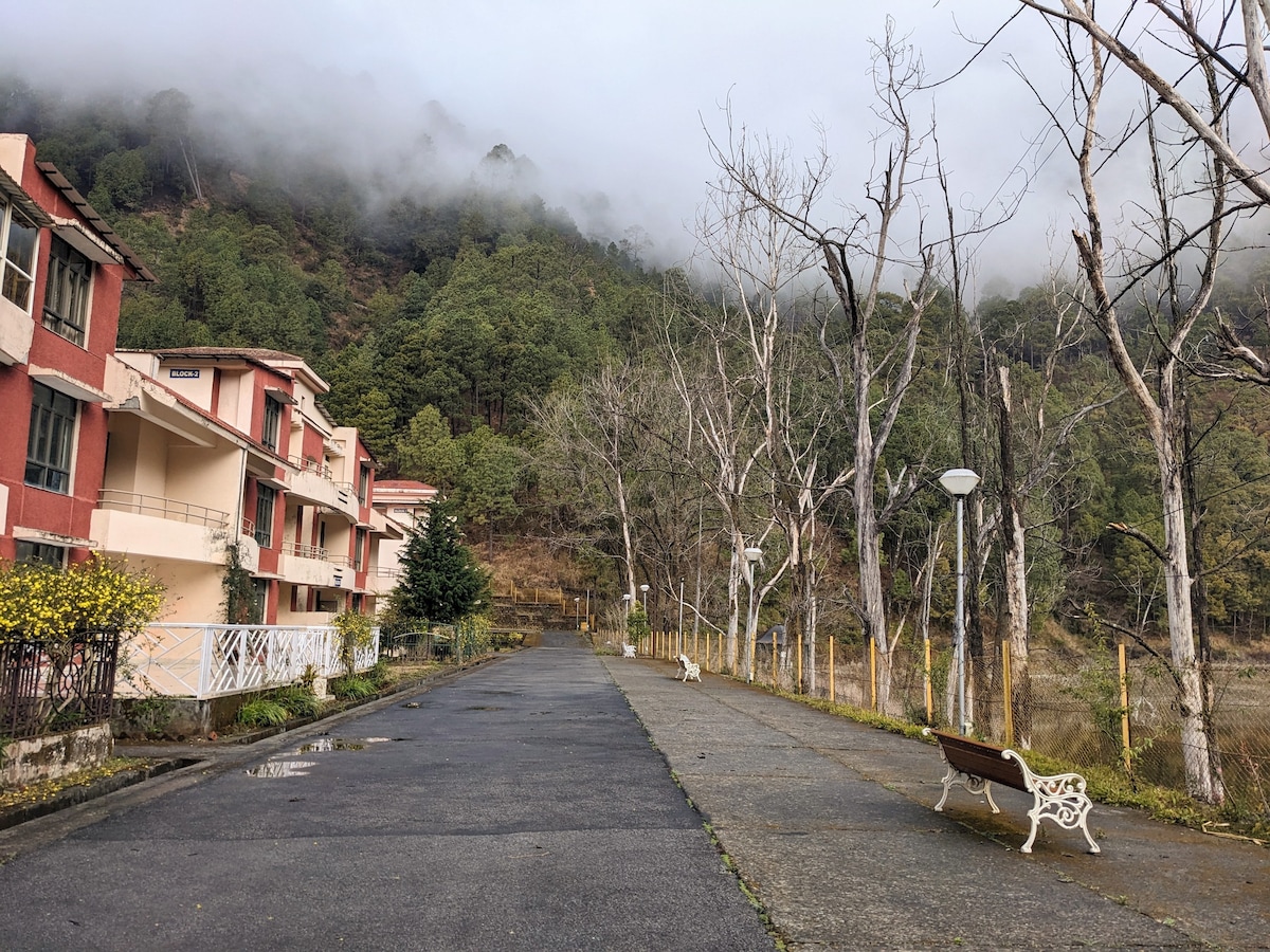 山间湖畔宁静的现代住宅