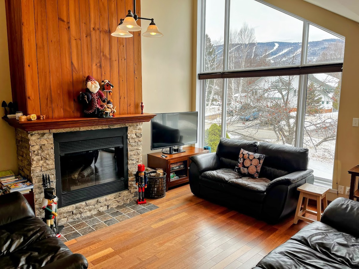 Chalet Mont Sainte Anne avec vue et foyer au bois