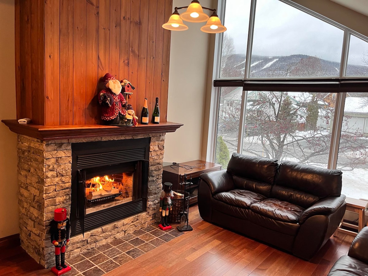 Chalet Mont Sainte Anne avec vue et foyer au bois