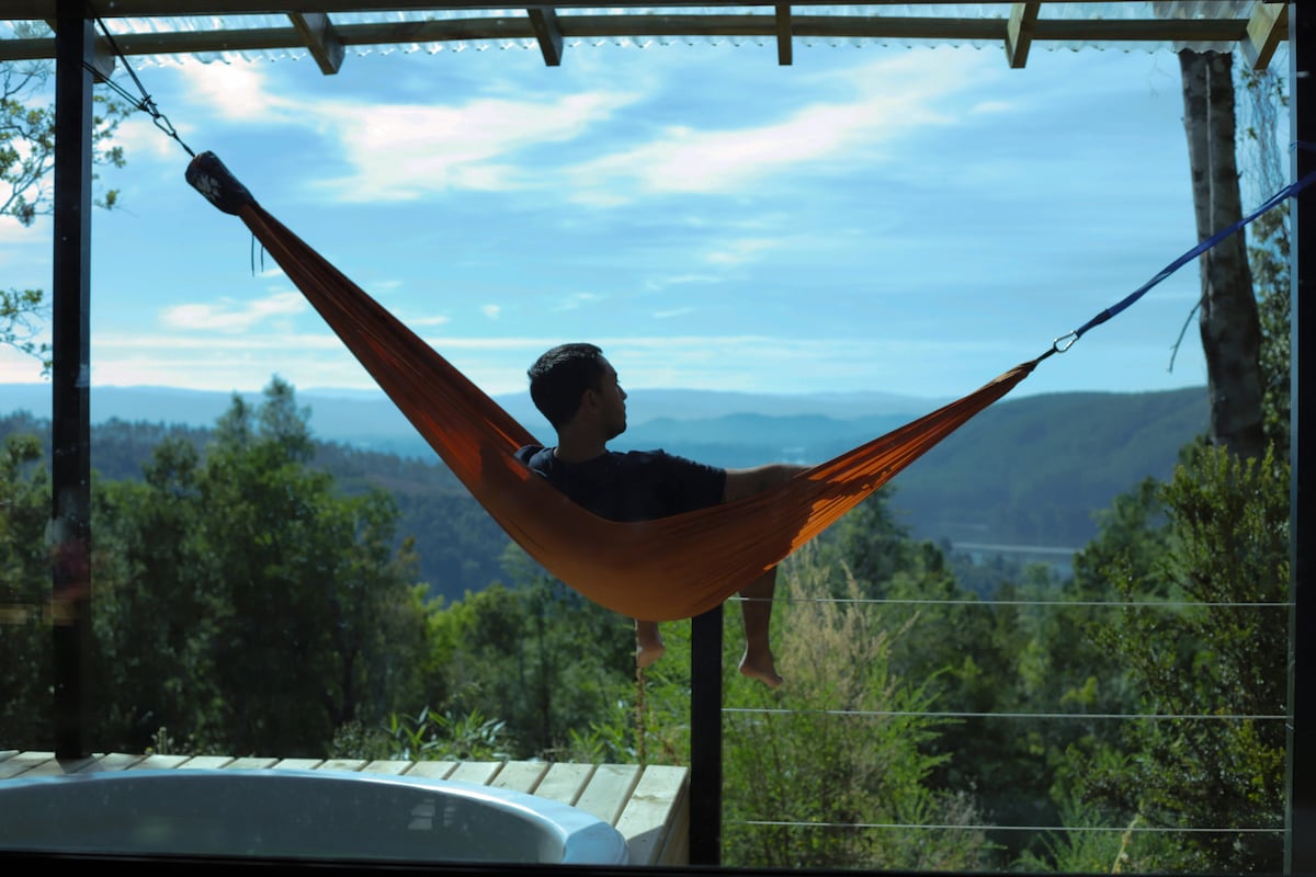 Cabaña con tinaja en el bosque