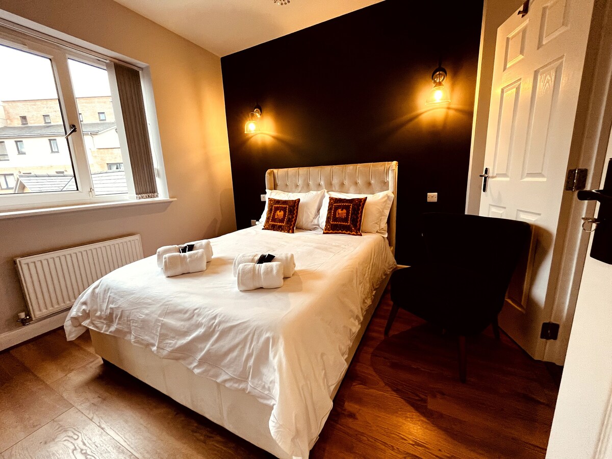 Stylish private en-suite double room by the lakes.