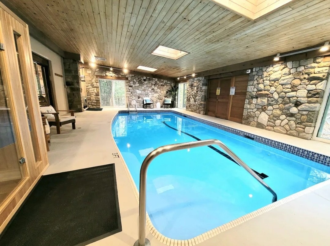 波科诺山私人加热室内泳池滑雪热水浴缸