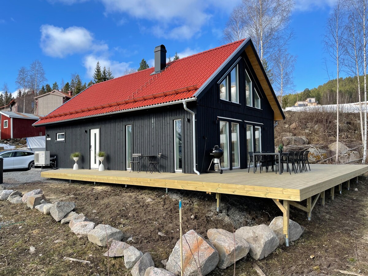 Ski in/Ski out - Nybyggd stuga mitt i Järvsöbacken